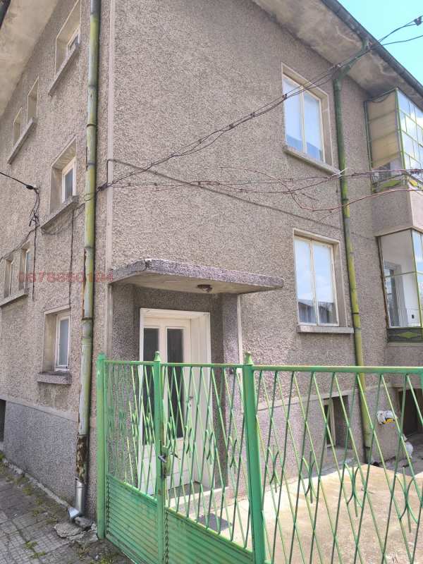 Продава етаж от къща, гр. нови пазар, област шумен