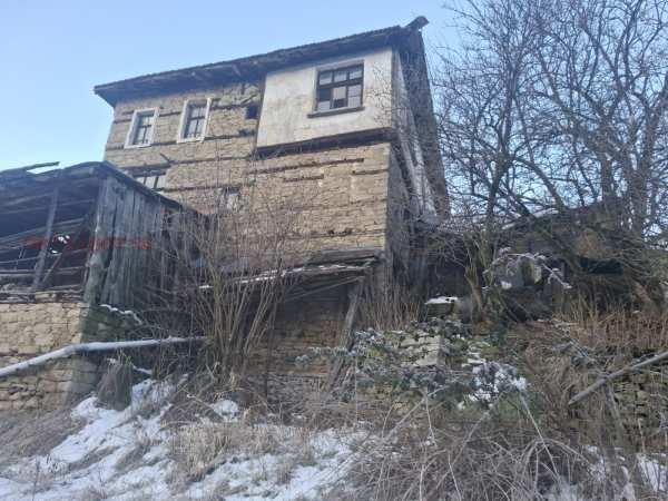 Продава къща, с. момчиловци, област смолян