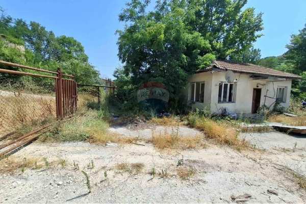 Продава пром. помещение, гр. долни чифлик, област варна