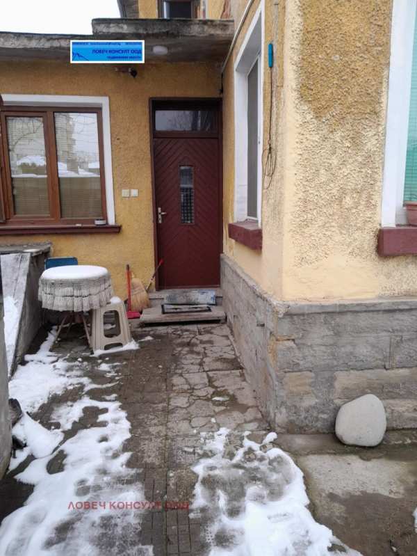 Продава етаж от къща, гр. ловеч, широк център