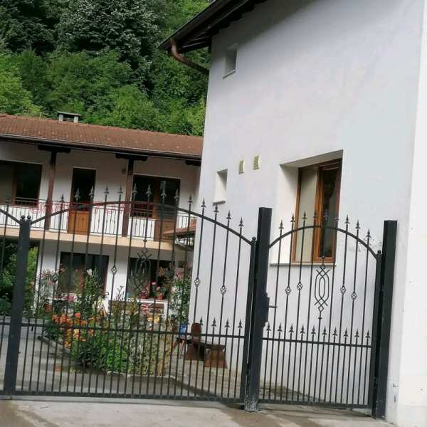 Продава  хотел с. Балканец, област Ловеч
      420 кв.м