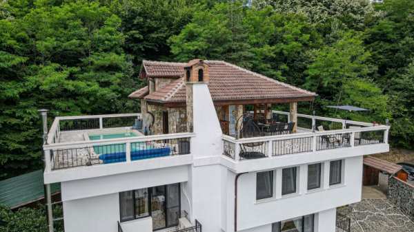 Продава  къща гр. Правец, област София
      578 кв.м