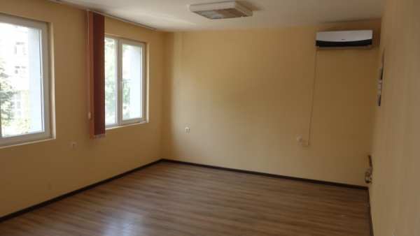 Дава под наем офис, гр. разград, център