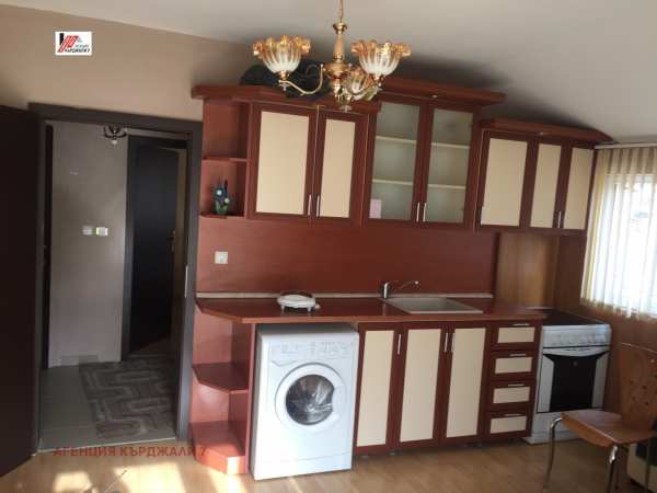 Дава под наем 2-стаен, гр. кърджали, център