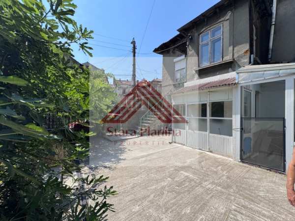 Дава под наем етаж от къща, гр. русе, център