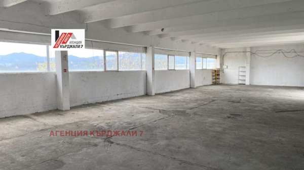 Дава под наем  пром. помещение град Кърджали, Промишлена зона - Юг
      300 кв.м