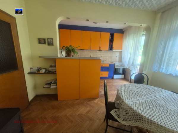 Продава 4-стаен, гр. добрич, център