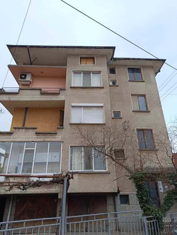 Продава  етаж от къща гр. Нова Загора, област Сливен
      180 кв.м
