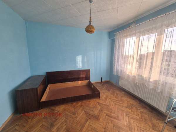 Продава 2-стаен, гр. перник, изток