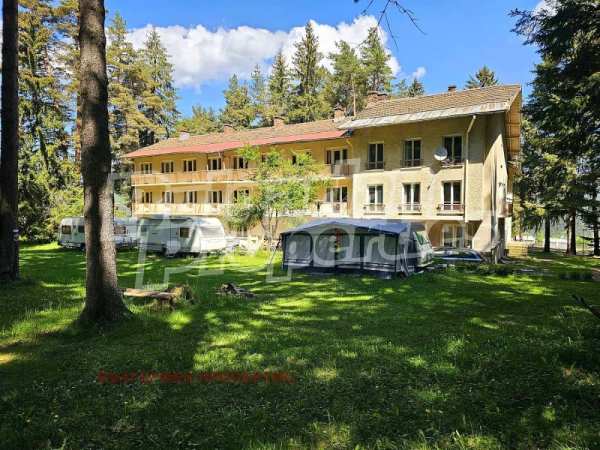 Продава  хотел с. Говедарци, област София
      1500 кв.м