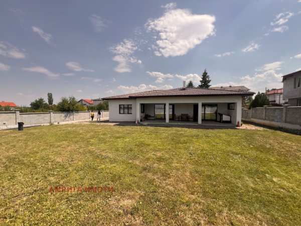 Продава  къща с. Пролеша, област София
      230 кв.м