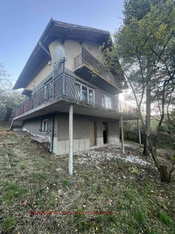 Продава  къща с. Кондофрей, област Перник
      215 кв.м