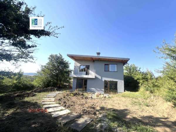 Продава  къща с. Големо Бучино, област Перник
      251 кв.м