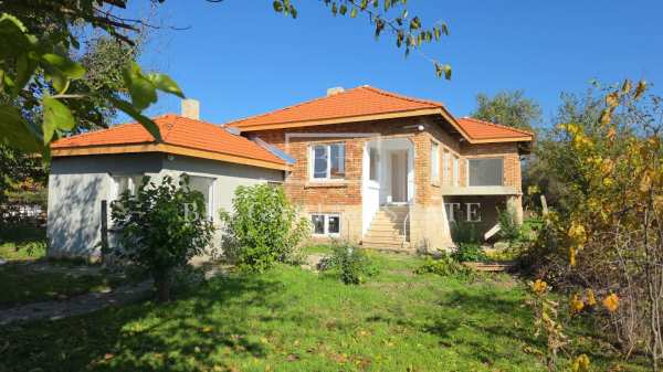 Продава къща, с. червенци, област варна