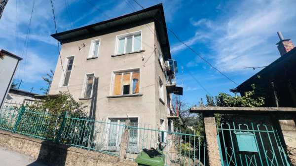 Продава етаж от къща, гр. лом, област монтана