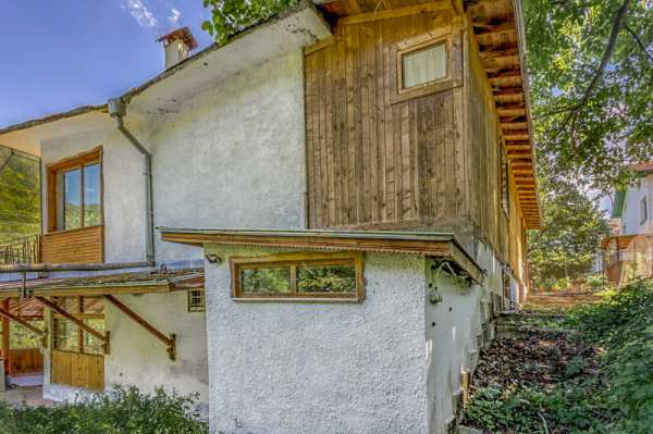 Продава  хотел гр. Своге, област София
      300 кв.м