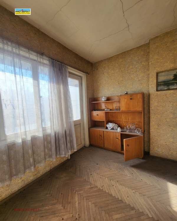 Продава етаж от къща, гр. пазарджик, изток