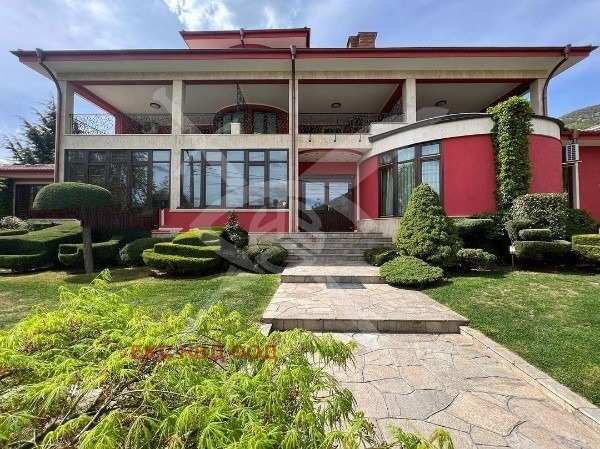 Продава хотел, гр. карлово, област пловдив