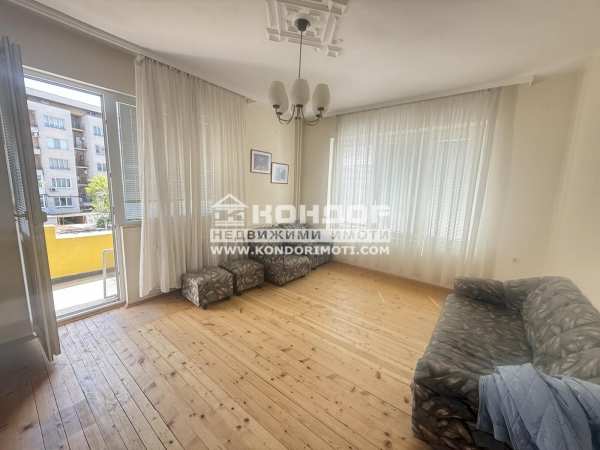 Продава етаж от къща, гр. пловдив, център