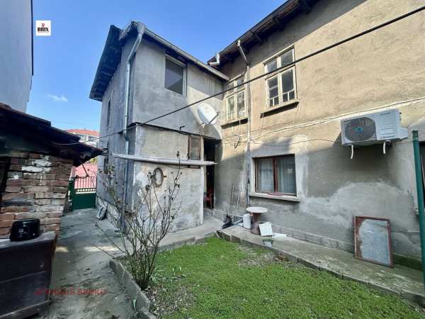 Продава етаж от къща, гр. русе, център