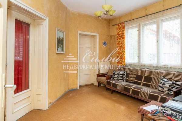 Продава етаж от къща, гр. шумен, дивизионна болница