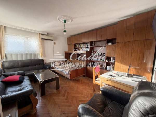 Продава етаж от къща, гр. шумен, добруджански