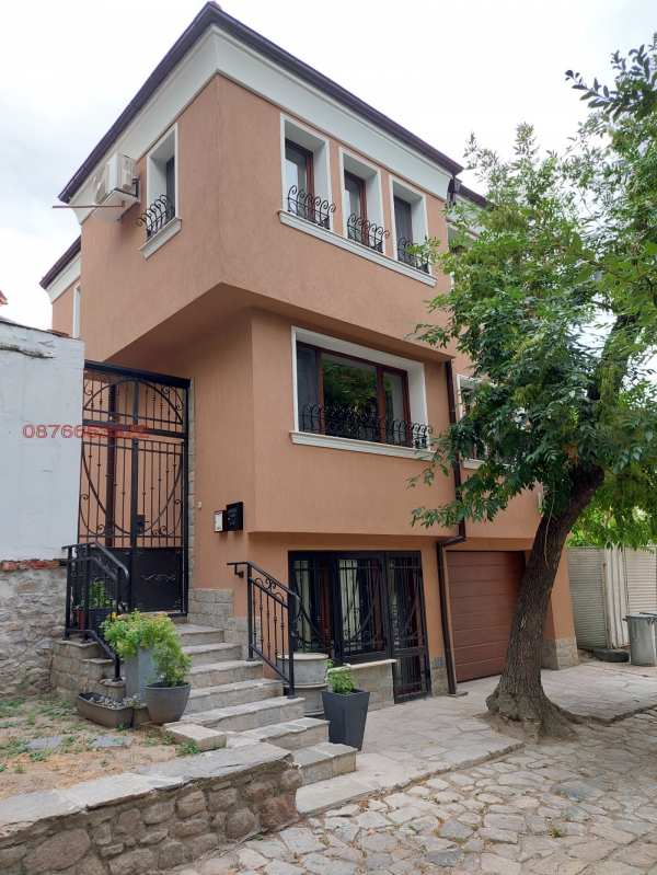 Дава под наем къща, гр. пловдив, старият град