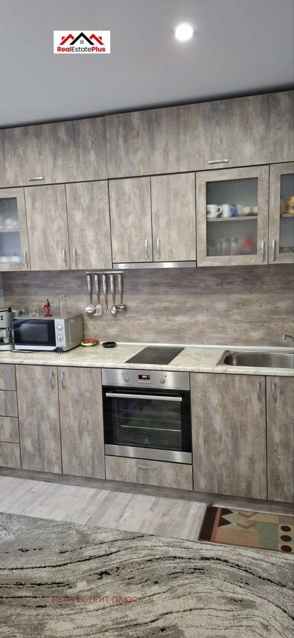 Дава под наем етаж от къща, гр. плевен, широк център