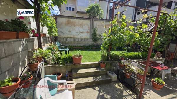 Дава под наем етаж от къща, гр. плевен, широк център