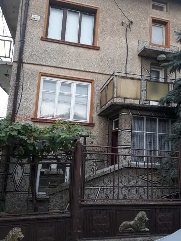 Дава под наем етаж от къща, гр. лом, област монтана