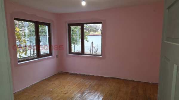 Дава под наем етаж от къща, гр. монтана, идеален център