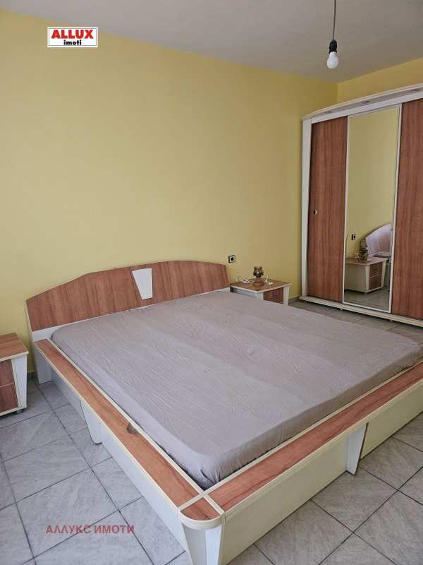 Дава под наем 4-стаен, гр. русе, широк център