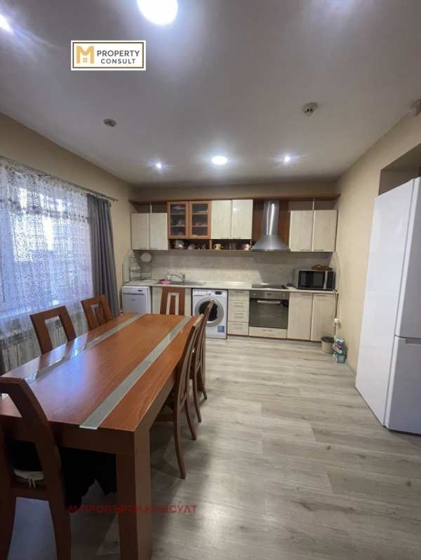 Дава под наем  4-стаен град Плевен, Широк център
      150 кв.м