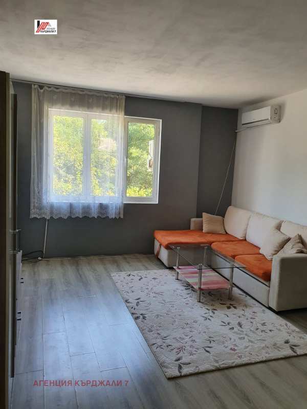Дава под наем 2-стаен, гр. кърджали, център