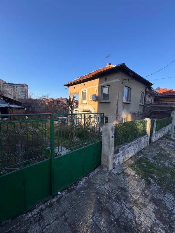 Продава къща, гр. луковит, област ловеч