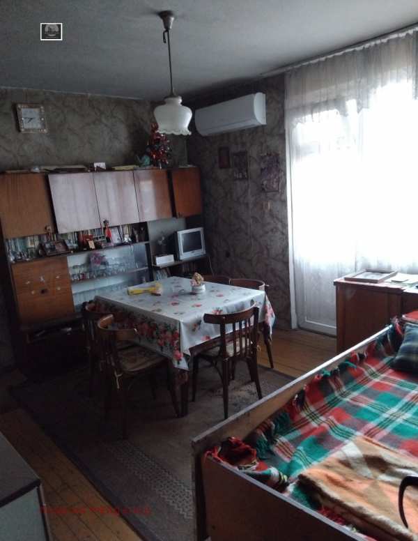 Продава етаж от къща, гр. дупница, област кюстендил