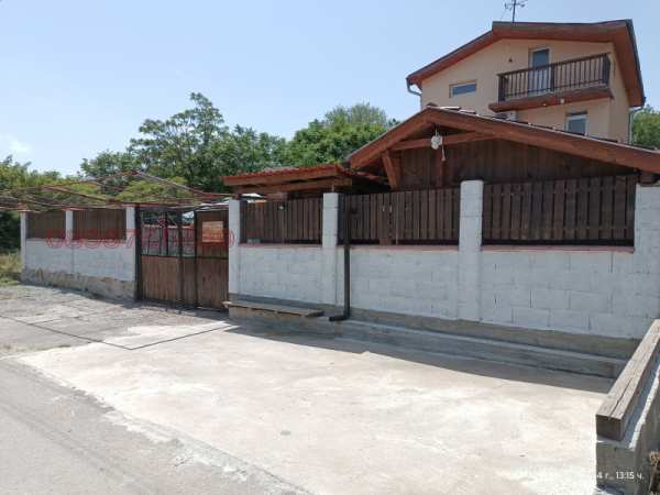 Продава  къща с. Мараш, област Шумен
      240 кв.м