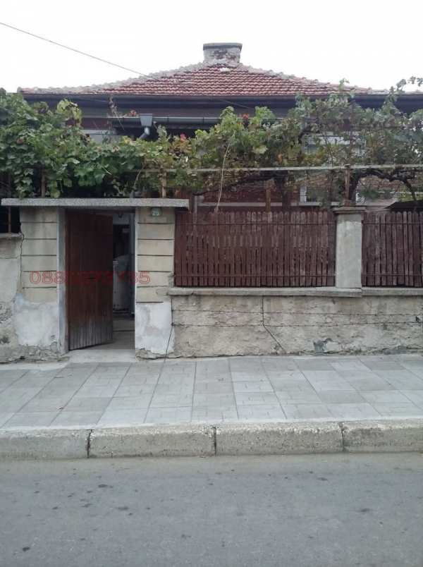Продава  3-стаен гр. Карнобат, област Бургас
      850 кв.м