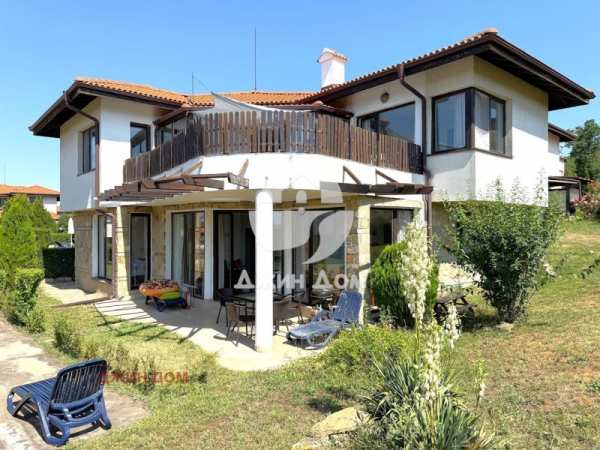 Продава  къща с. Кошарица, област Бургас
      225 кв.м