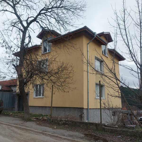 Продава бизнес имот, гр. брезник, област перник
