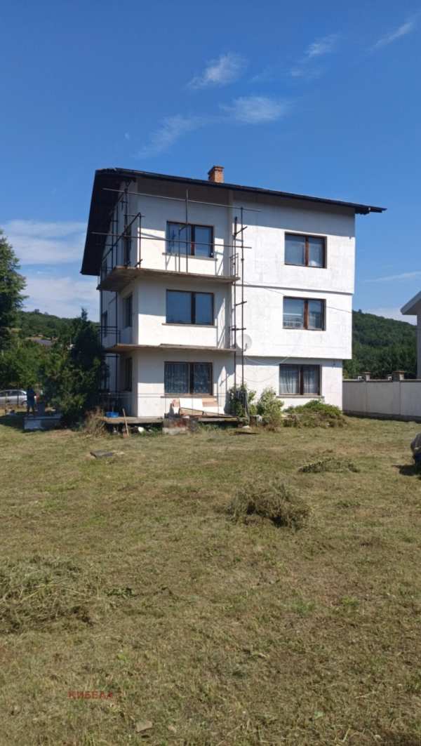 Продава  къща с. Боснек, област Перник
      281 кв.м