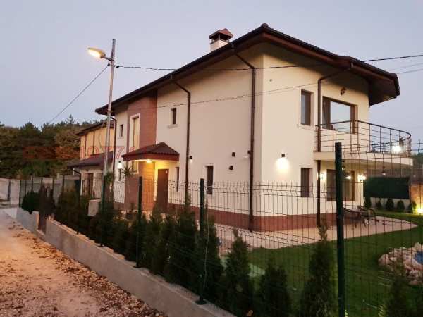 Продава къща, гр. добрич, в.з. лозята