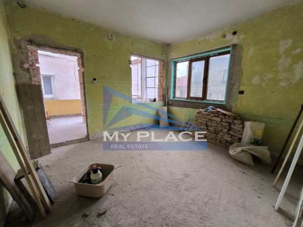 Продава етаж от къща, гр. шумен, басейна