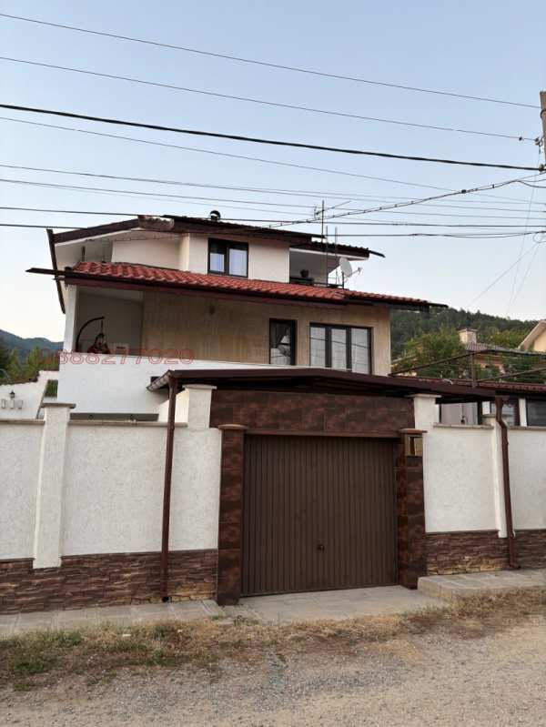 Продава  къща с. Енина, област Стара Загора
      300 кв.м