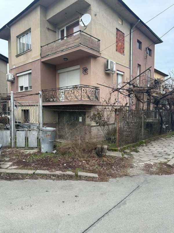 Продава етаж от къща, гр. кюстендил, никола въжаров