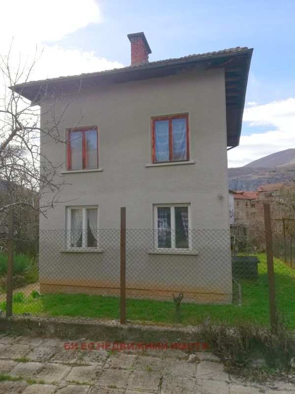 Продава къща, гр. земен, област перник
