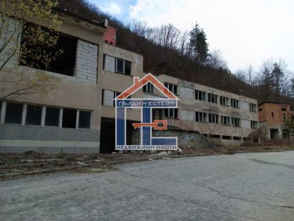 Продава  хотел гр. Лъки, област Пловдив
      2200 кв.м