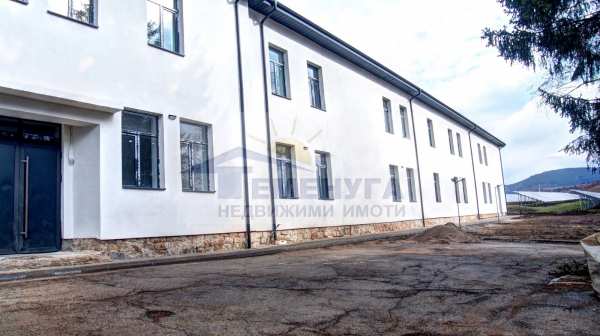 Продава бизнес имот, гр. брезник, област перник