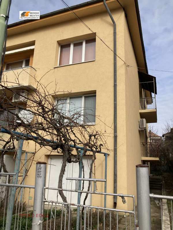Продава етаж от къща, гр. мездра, област враца