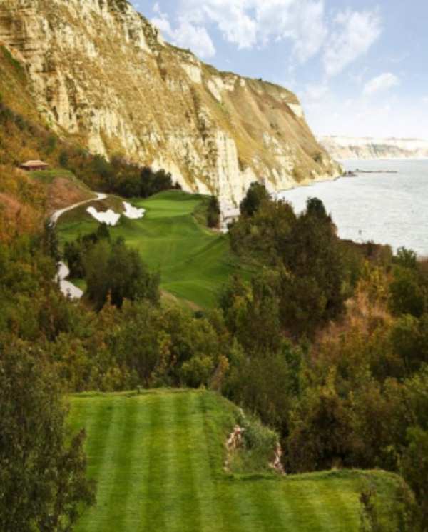 Продава хотел, с. топола, област добрич